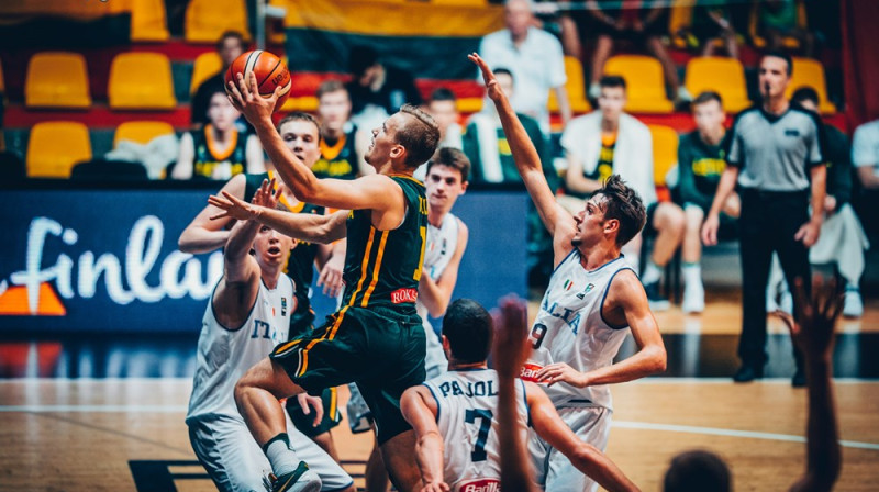 Arns Veļička "lido" cauri itāliešu aizsardzībai
Foto: FIBA