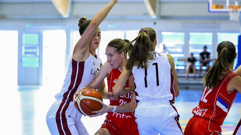 Janeta Rozentāle un Māra Mote spēlē pret Serbiju 
Foto: FIBA