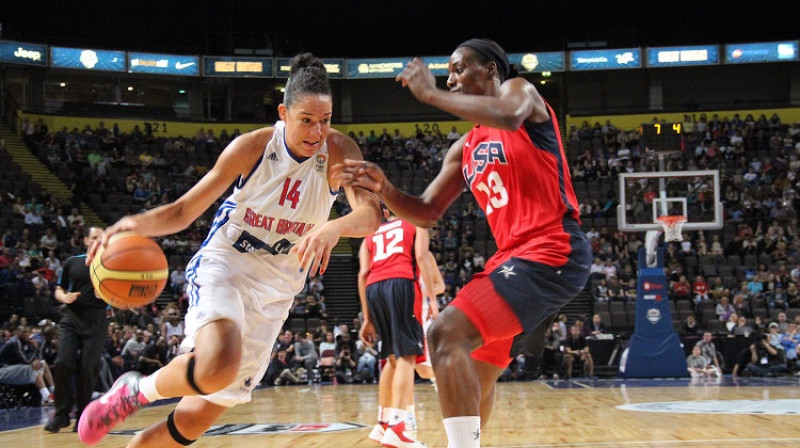 Azanija Stjuarte cīņā ar ASV centra spēlētāju Silviju Folsu 
Foto: Tolu Magbagbeola, fullcourt.com