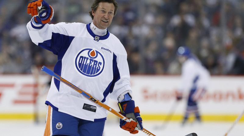 Neskatoties uz aizmainīšanu prom, Veins Greckis dažādos pasākumos bieži pārstāv Edmontonas "Oilers" krāsas.
Foto: AFP/Scanpix