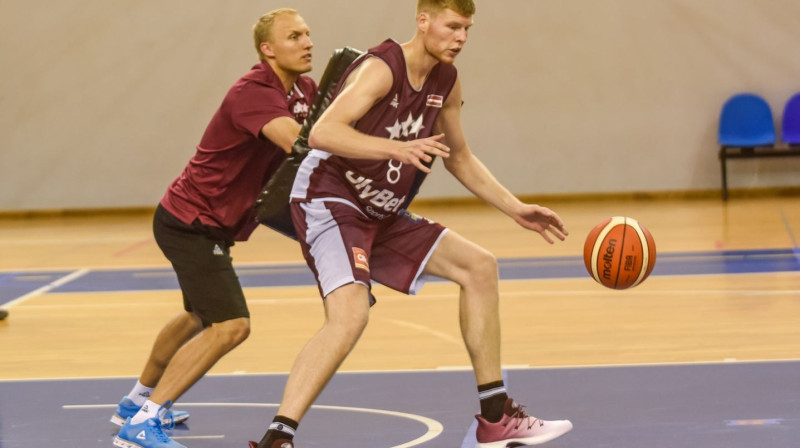 Oskars Ernšteins un Dāvis Bertāns
Foto: Romāns Kokšarovs, Sporta Avīze, f64