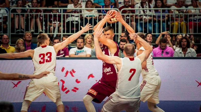 Kristaps Porziņģis poļu ielenkumā
Foto: LBS