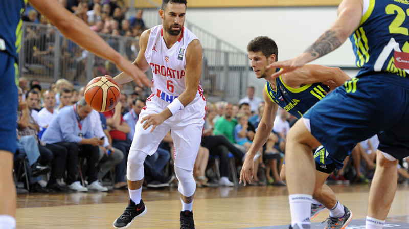 Marko Popovičs (Horvātija) ar bumbu spēlē pret Slovēniju
Foto: hks-cbf.hr