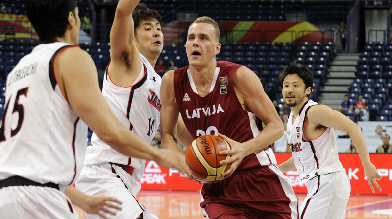 Anžejs Pasečņiks Riodežaneiro olimpisko spēļu kvalifikācijas turnīra spēlē pret Japānu. 
Foto: Romāns Kokšarovs/f64