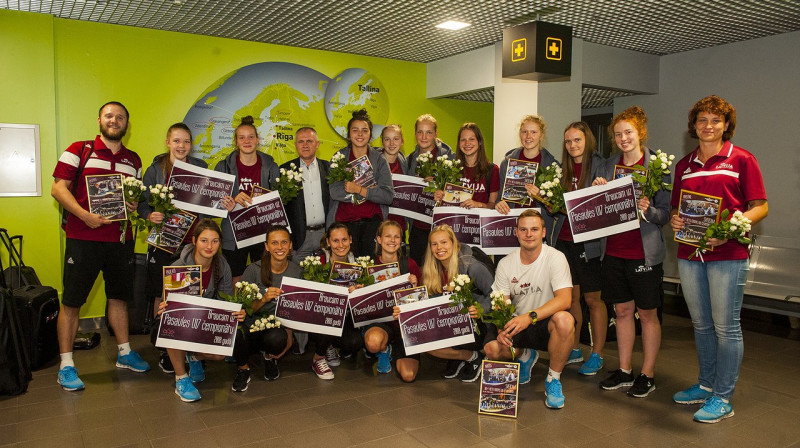 Latvijas U16 meiteņu sagaidīšana Rīgas lidostā
Foto: Renārs Koris