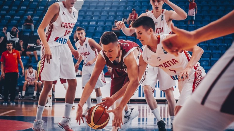 Daniels Gersons Horvātijas basketbolistu ielenkumā
Foto: FIBA