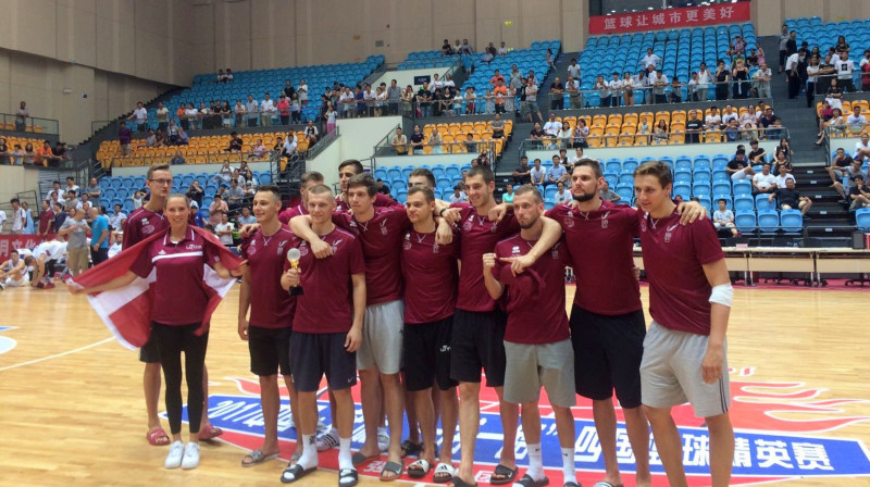 Latvijas studentu izlase turnīra apbalvošanas ceremonijā. Foto: LU basketbols