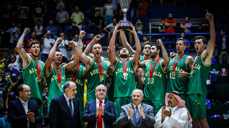 Austrālijas basketbola izlase svin Āzijas kausa iegūšanu
Foto: FIBA