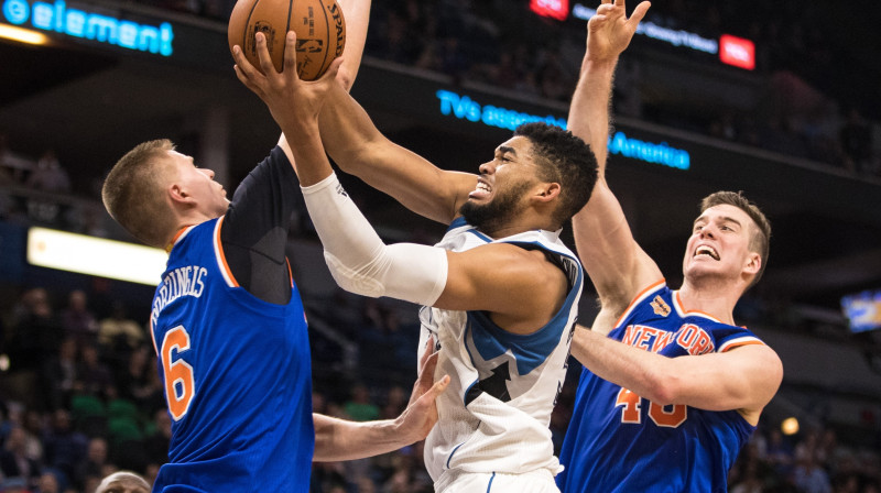 Māršals Plamlijs un Kristaps Porziņģis 2016. gada 30. novembrī Mineapolē cīņā pret Karlu Entoniju Taunsu
Foto: USA Today/Scanpix