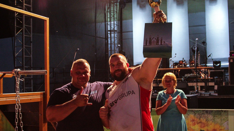 Artis Plivda saņēmis uzvarētāja kausu no Agra Kazeļņika rokām
Foto: Biedrības "Stiprinieku republika"