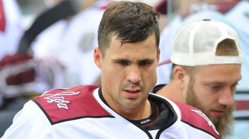 Miķelis Rēdlihs atstāj laukumu pēc ripas trāpījuma pa seju
Foto: KHL