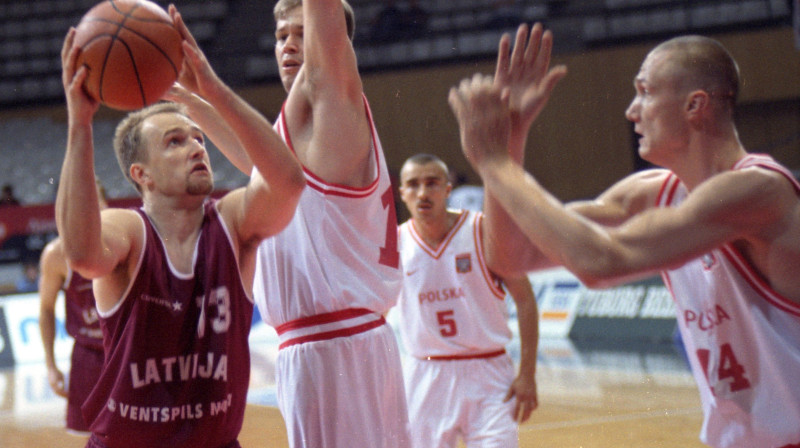 Ralfs Jansons darbībā spēlē pret Polijas izlasi. 
Foto: Armands Puče