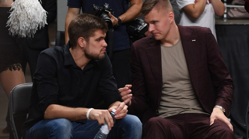 Ojārs Siliņš un Kristaps Porziņģis spēlē pret Čehiju
Foto: Romāns Kokšarovs, f64