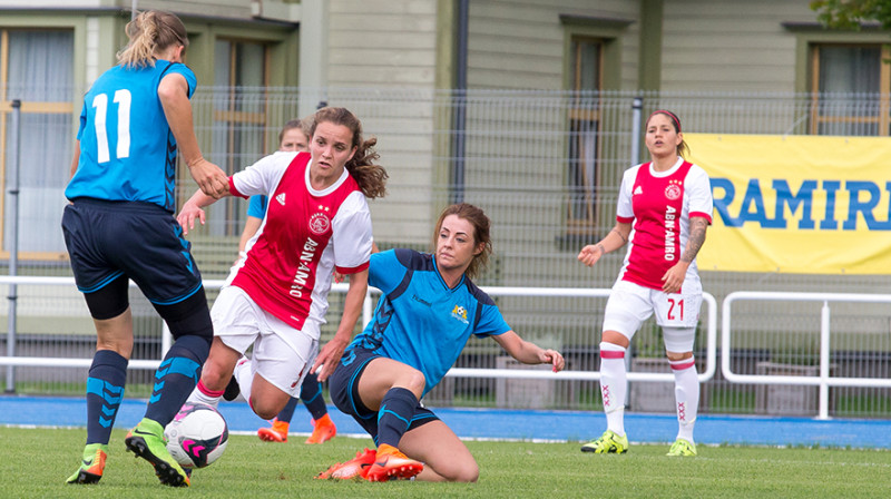 Kristīne Giržda cīņā ar "Ajax" futbolisti
Foto: Ajax Vrouwen