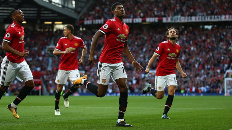 Mančestras futbolisti dodas apsveikt Markusu Rešfordu pēc gūtajiem vārtiem
Foto: PA Wire/Scanpix