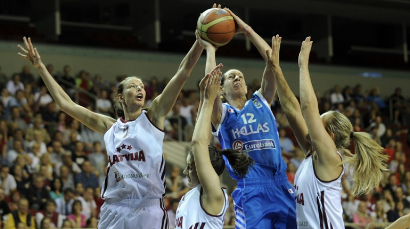 Zane Teilāne 2012. gada 20. jūnijā Eiropas čempionāta kvalifikācijas spēlē pret Grieķiju
Foto: Romāns Kokšarovs, f64