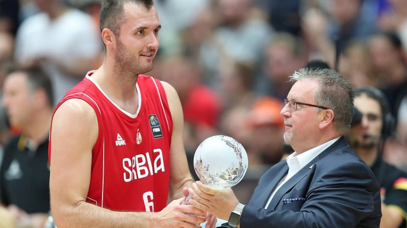 Milans Mačvans un Serbijas izlase 2017. gada 20. augustā uzvarēja Vācijas basketbola federācijas Superkausa izcīņā
Foto: Scanpix