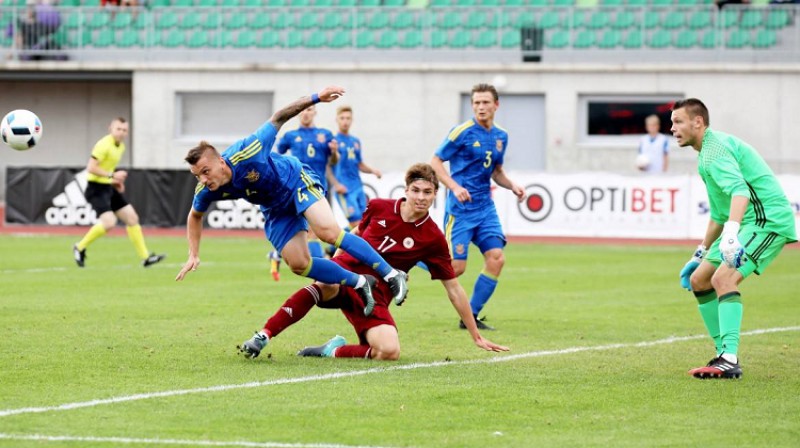 Roberts Uldriķis cīņā ar Ukrainas U-21 izlases spēlētājiem
Foto: Nora Krevņeva-Baibakova (LFF.lv)