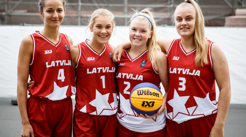 Latvijas U18 izlases 3x3 basketbolistes (no kreisās): Elīna Elizabete Pabērza, Diāna Dude, Annija Skārleta Ķergalve un Ligita Līga Golovko
FIBA foto