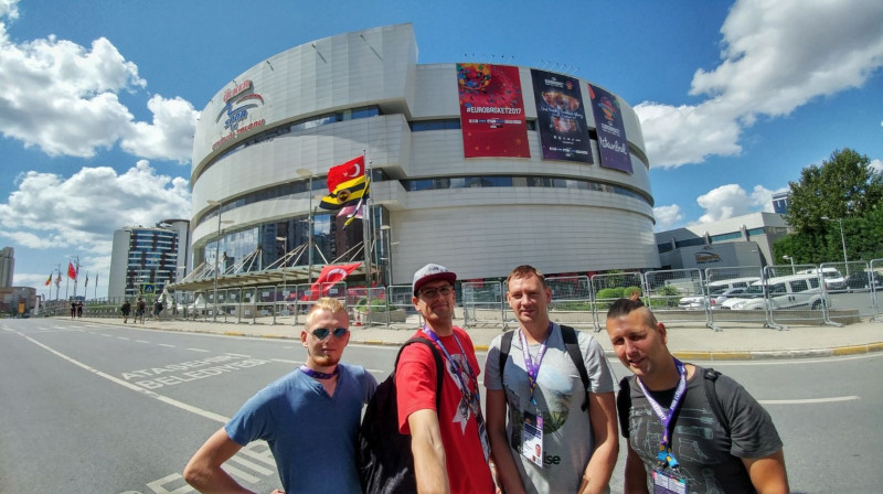 Eduards Ozerinskis, Andrejs Siliņš, Jānis Freimanis un Romāns Kokšarovs pie "Ulker" sporta arēnas
Foto: Andrejs Siliņš