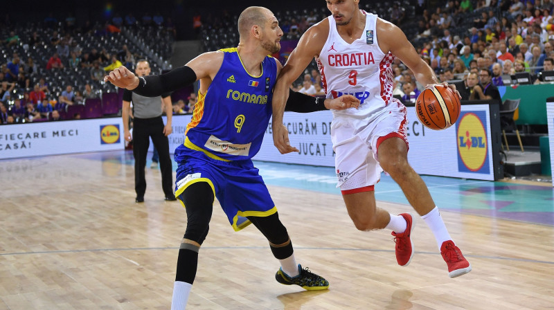 Dario Šaričs (Horvātija) lūko apspēlēt Vladu Moldoveanu (Rumānija)
Foto: Daniel Mihailescu/AFP/Scanpix