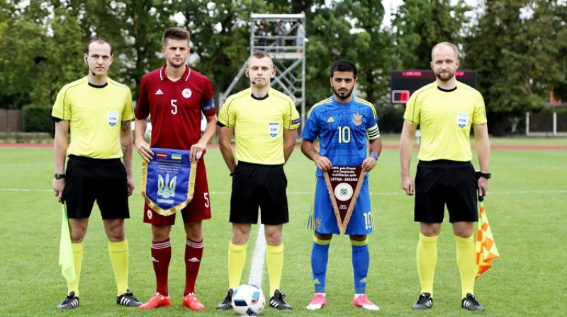 Antonijs Černomordijs (otrais no kreisās) kapteiņa lomā pirms Latvijas un Ukrainas U-21 izlašu cīņas
Foto: Nora Krevņeva-Baibakova (foto: LFF.lv)