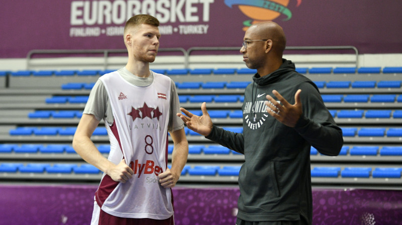 Dāvis Bertāns un Montijs Viljamss
Foto: Romāns Kokšarovs, Sporta Avīze, f64