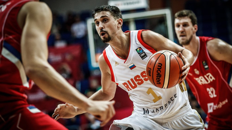 Aleksejs Šveds (Krievija) ar bumbu
Foto: FIBA