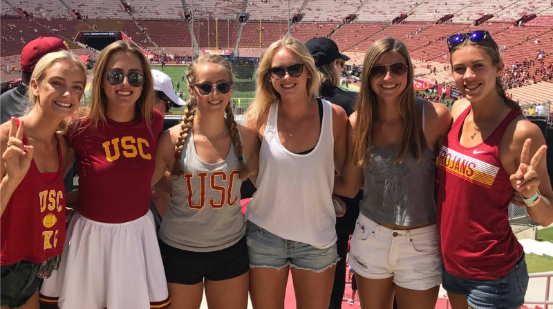 USC pludmales volejbola pirmkursnieces: Bridžita Kentija, Semija Sleitere, Peri Grīna, Maja Kaizere, Heilija Halgrēna un Tīna Graudiņa
Foto: twitter.com/uscbeach