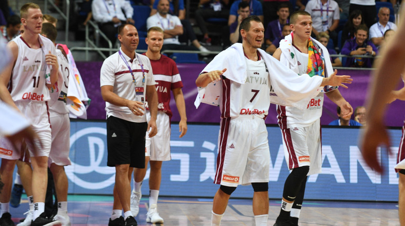 Latvijas valstsvienība 
Foto: Romāns Kokšarovs, Sporta Avīze, f64