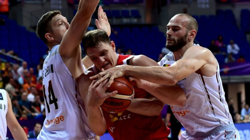 Timofejs Mozgovs cīņā ar Beļģijas spēlētājiem
Foto: AFP/Scanpix