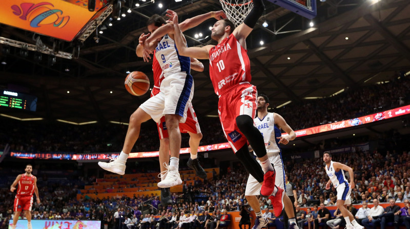 Izraēlas un Gruzijas basketbolisti cīņā zem groza
Foto: Jim Hollander/EPA/Scanpix