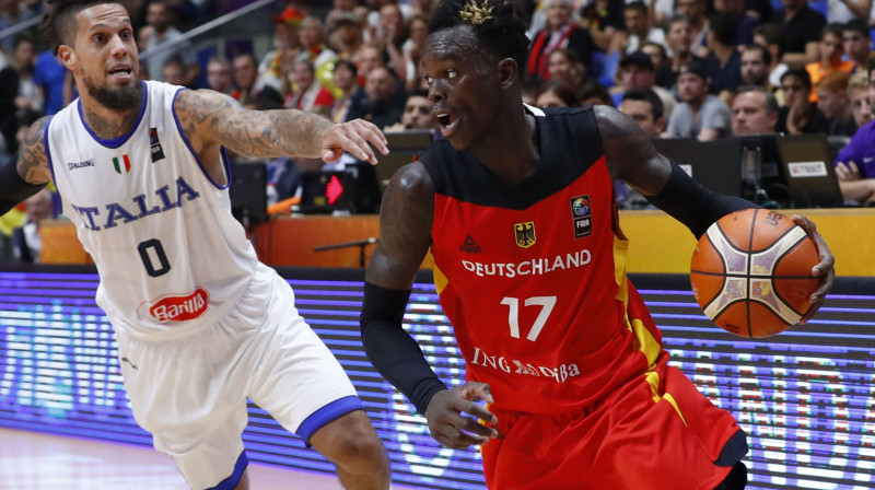 Deniss Šrēders (Vācija) ar bumbu spēlē pret Itālijas izlasi
Foto: Jack Guez/AFP/Scanpix