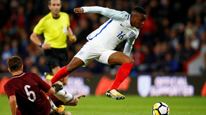 Krišs Kārkliņš mēģina apturēt Ademolu Lukmenu
Foto: Action Images via Reuters/Scanpix