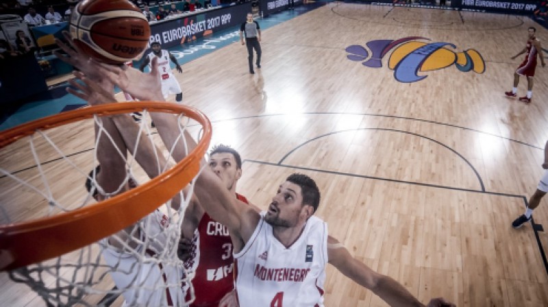 Nikola Vučevičs cīņā pie groza
Foto: FIBA.com