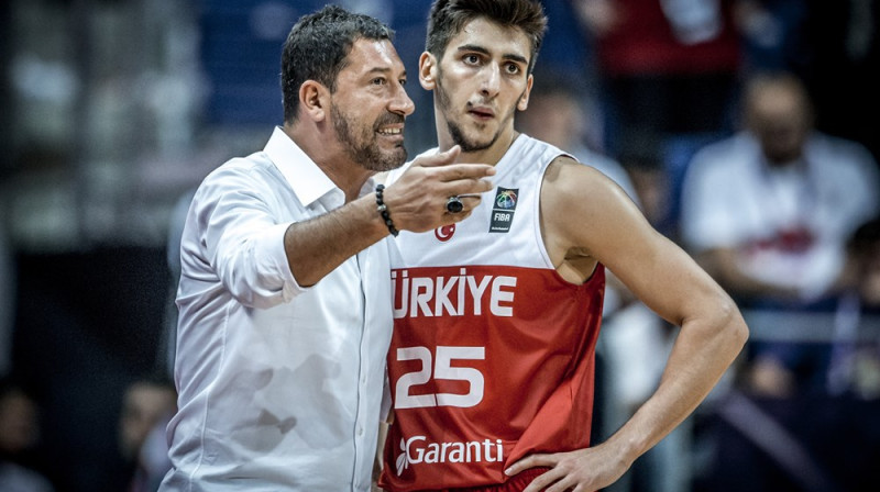 Ufuks Sarica un Kenans Sipahi 
Foto: FIBA