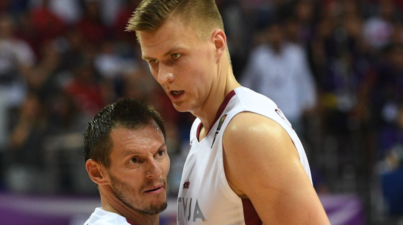 Jānis Blūms un Kristaps Porziņģis
Foto: Romāns Kokšarovs, f64