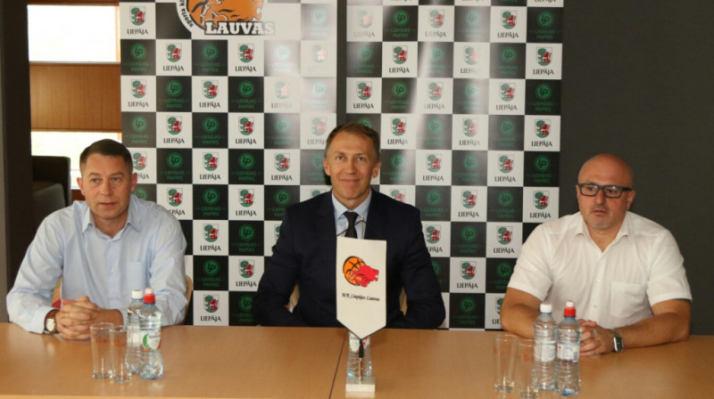 Armands Misus, AS "Liepājas papīrs" prezidents Jānis Vilnītis un BK "Liepājas lauvas" direktors Artūrs Košeļevs
Foto: Ģirts Gertsons