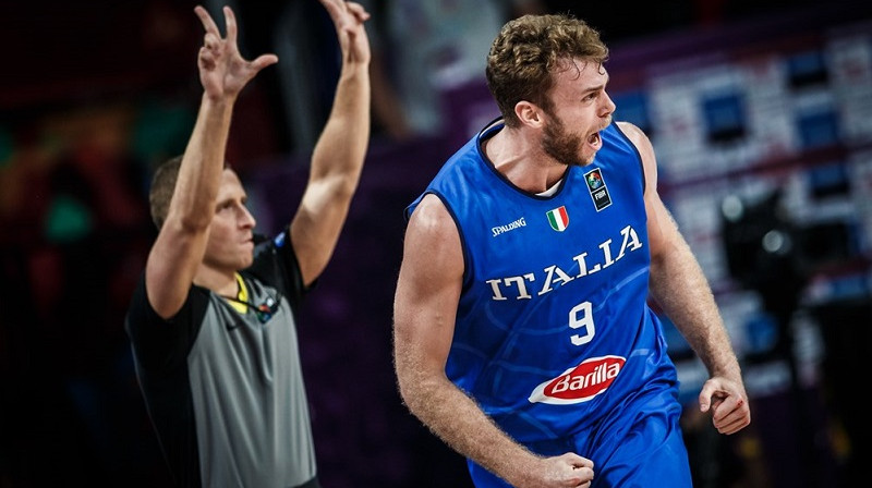 Mārtiņš Kozlovskis atzīmē Nikolo Melli precīzo tālmetienu
Foto: FIBA