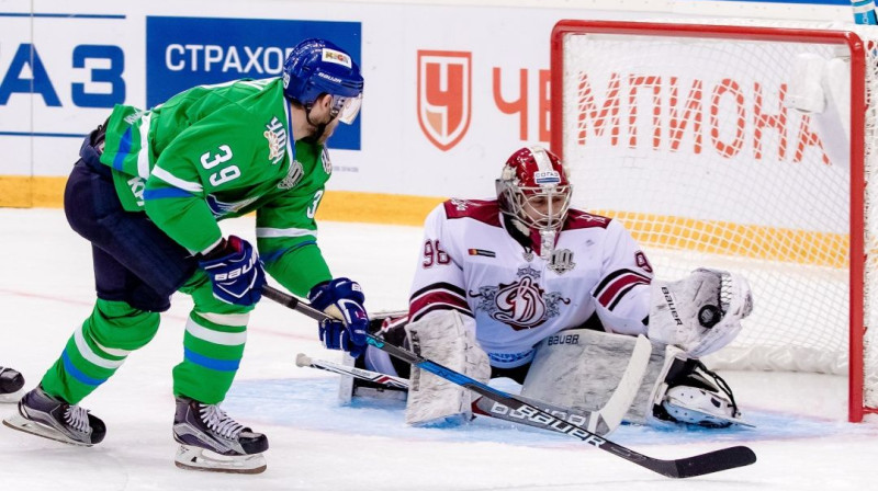 Džastins Pīterss atkal ir kopā ar komandu, bet Jāņa Kalniņa sniegums liek kanādietim satraukties par vietu vārtos
Foto: dinamoriga.lv