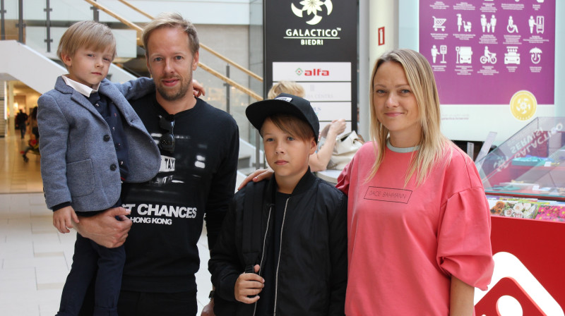 Stiliste Dace Krieviņa-Bahmane ar ģimeni