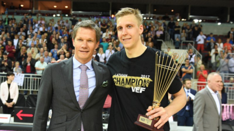 LBS ģenerālsekretārs Edgars Šneps un finālsērijas MVP Mareks Mejeris
Foto: Romāns Kokšarovs/f64