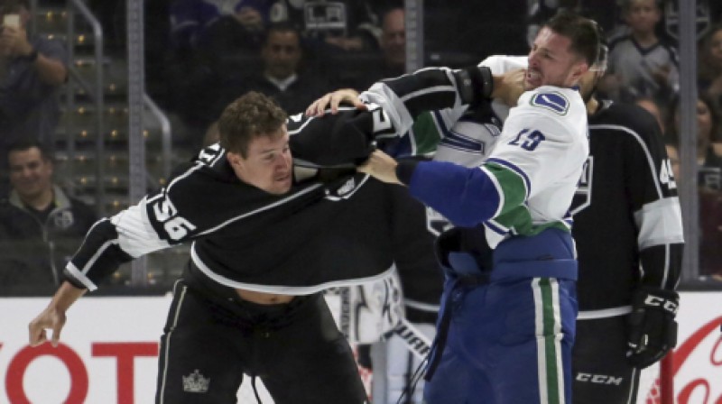Pirmajā spēlē neiztika arī bez kautiņa. Dūres izvicināja "Kings" kanādiešu aizsargs Kērtijs Makdermids un "Canucks" krievu aizsargs Andrejs Pedans
Foto: AP/Scanpix