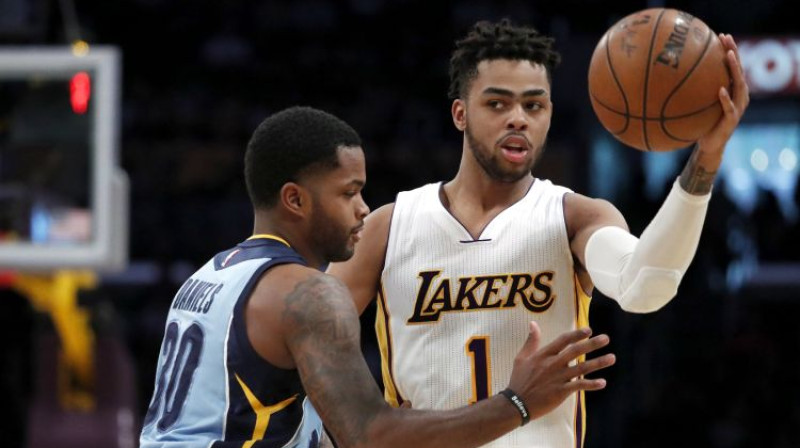 "Grizzlies" un "Lakers" pēdējās sezonās basketbola ziņā bijušas divu dažādu līmeņu komandas, bet peļņas ziņā...
Foto: EPA/Scanpix