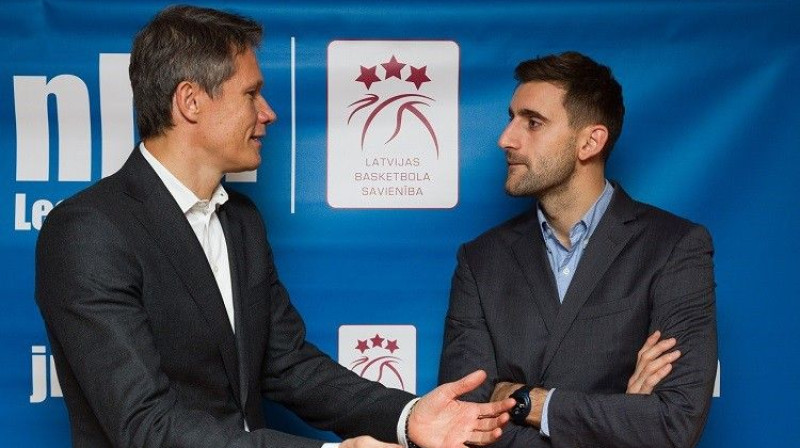 Edgars Šneps un Henrijs Utku (Henry Utku) NBA junioru līgas atklāšanas ceremonijas laikā
Foto: Vladislavs Proškins, f64