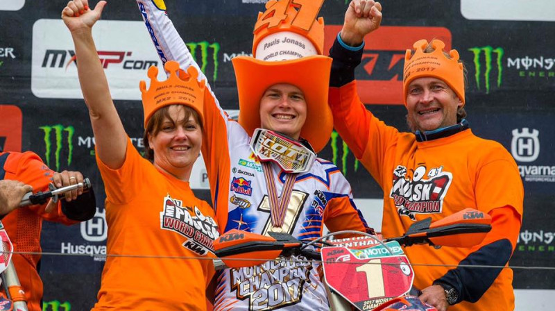 MX2 čempions Pauls Jonass ar savu mammu un tēti
Foto: Archer R. - ktmimages.com