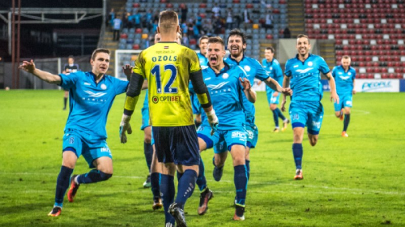 Ceturtdaļfinālā par varoni kļuva rezerves vārtsargs Roberts Ozols, kurš ielaida tikai vienu pendeli. Vai "Riga" otro reizi šogad iekļūs kausa finālā?
Foto: Zigismunds Zālmanis, rigafc.lv