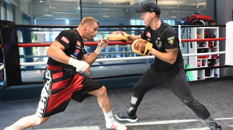 Mairis Briedis un Sandis Kleins
Foto: Romāns Kokšarovs/f64