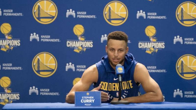 Stefens Karijs preses konferencē, izsakot viedokli, ka nevēlas doties vizītē uz Balto namu
Foto: USA Today Sports/Scanpix