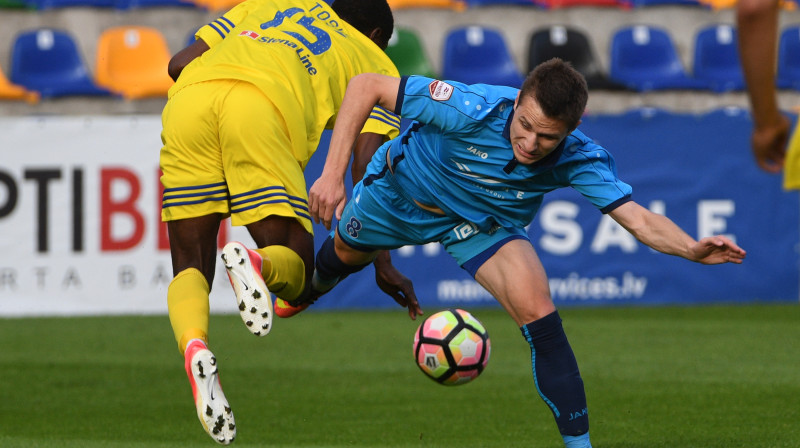 Tosins Aijeguns un Andrejs Kovaļovs 
Foto: Romāns Kokšarovs, Sporta Avīze, f64